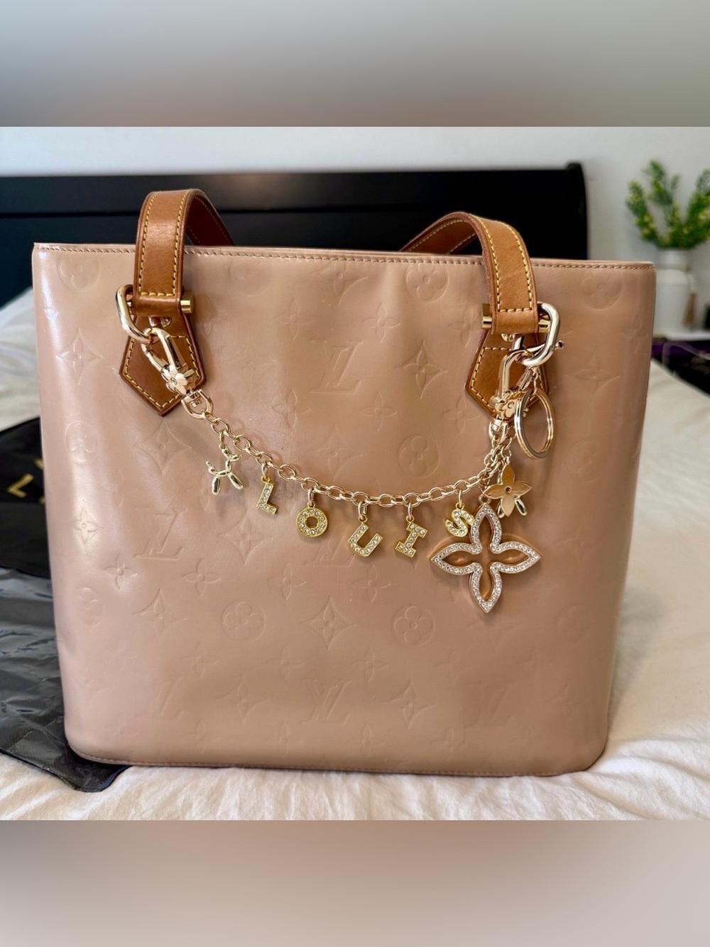 🌟Authentic🌟 Louis Vuitton Beige Houston Vernes with Gold Hardware
